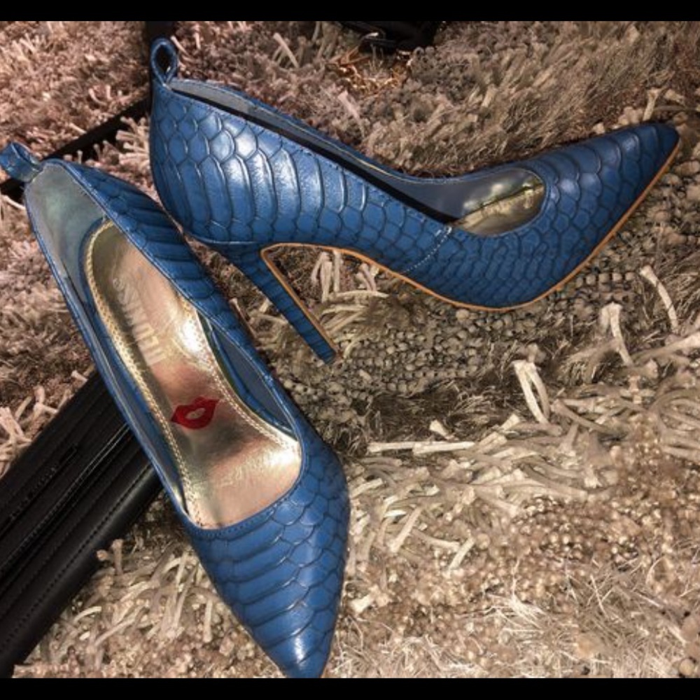 BLUE SNAKE PRINT HEELS